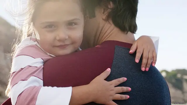 Девочка обнимает отца