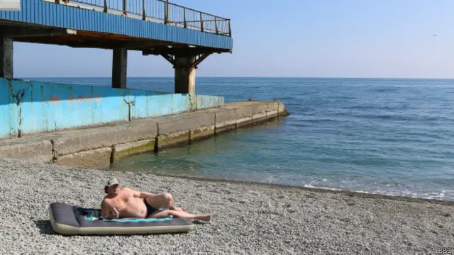 Виктор Землянов из Екатеринбурга - единственный отдыхающий на пляже Алушты, кому март и +13 показались подходящими условиями для купания