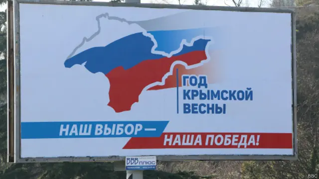 В прошлом году билборды предлагали крымчанам "выбрать" между свастикой и российским флагом, сейчас таких агрессивных плакатов нет