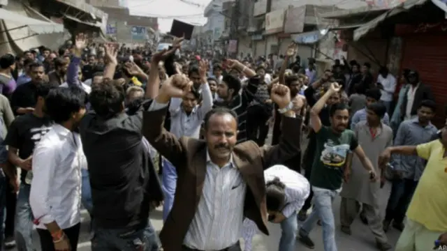 चर्च पर हमले का विरोध करते लोग