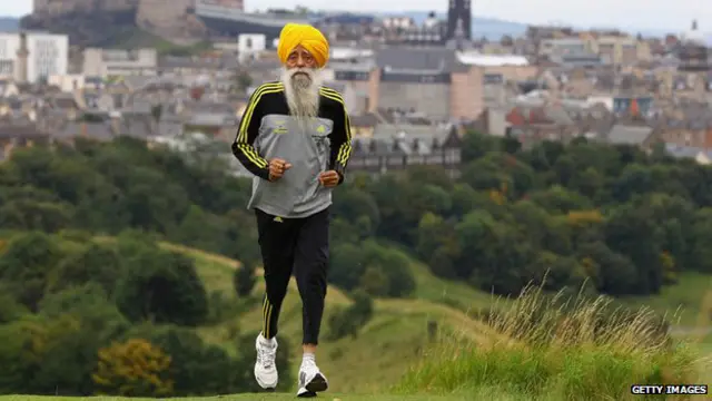 Fauja Singh comenzó a correr maratones a los 89 años. Ahora tiene 104 años y es el maratonista más viejo del mundo. 