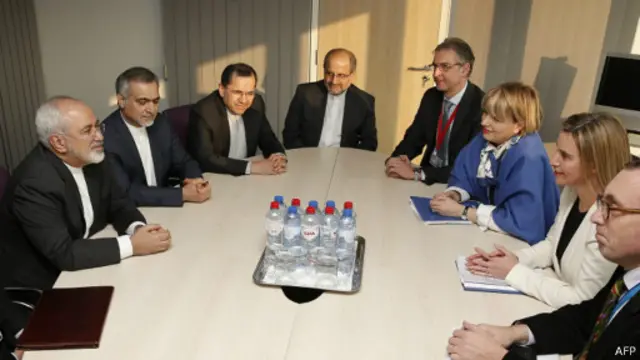 آقای ظریف و همراهانش با خانم موگرینی و دیپلمات‌های اتحادیه اروپا گفت‌وگو کردند