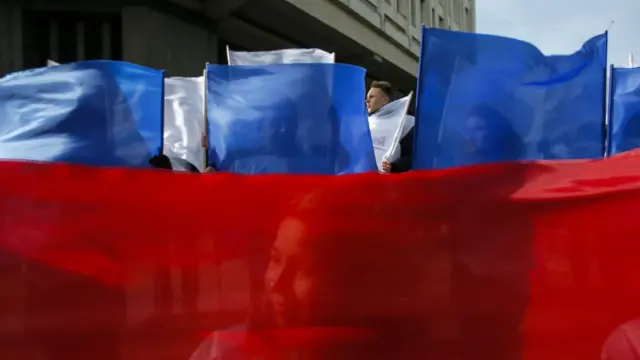 У Сімферополі активісти із російськими прапорами 