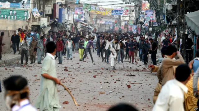 ہجوم کرائے پر دینے کے سوال پر سھیل سکھیرہ نے کچھ تردد کے بعد کہا کہ ’میں متفق ہوں کہ اس کے پیچھے چلانے والے مخصوص لوگ ہی ہوتے ہیں ان میں کھانا اور پیسے بھی تقسیم ہوتے ہیں۔ اور ایک نظام ہے۔‘