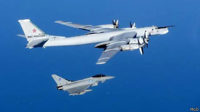 Em fevereiro, caças britânicos escoltaram dois Tupolev russos para longe do espaço aéreo do país