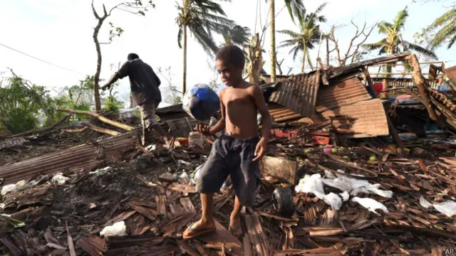 Penduduk pulau terpencil di Vanuatu mengalami kesulitan mendapatkan makanan dan minuman.