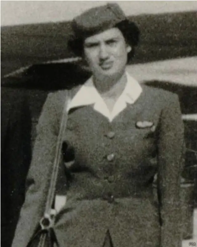 سنہ 1954 سے 1956 تک پاکستان کی فضائی کمپنی کی میزبانوں کا لباس کچھ یوں ہوا کرتا تھا۔