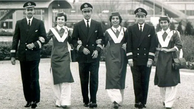 1956 سے 1960 تک پی آئی اے کا عملہ پاکستانی ڈیزائینر لیلی شہزادہ اور فرانسیسی ڈیزائنر شوزی فونٹینیئر کے ڈیزائن کردہ ملبوسات زیبِ تن کرتا رہا۔