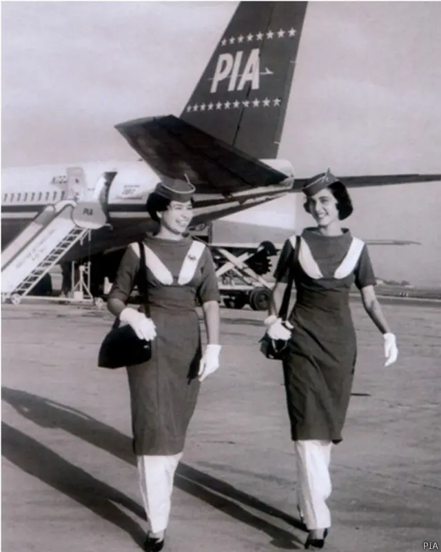 1960 سے 1966 کے دوران فضائی میزبانوں کے لباس ڈیزائن کرنے کا کام فیروز کاؤس جی نے سنبھالا۔