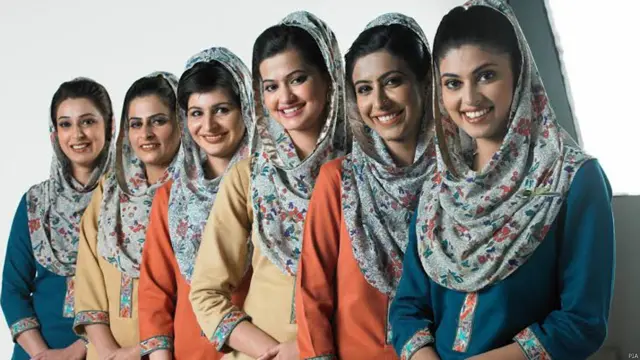 2004 میں پی آئی اے کے عملے کی یونیفارم پھر تبدیل کی گئی اور اس مرتبہ ڈیزائینگ کی ذمہ داری رفعت یاسمین کو دی گئی۔