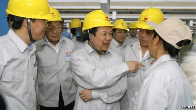 Ông Liêu Vĩnh Viễn (ở giữa) làm việc cho tập đoàn dầu khí 30 năm nay