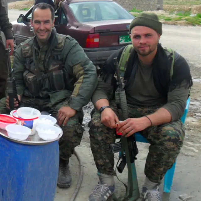 左：人称“彼得”的美国前海军陆战队士兵