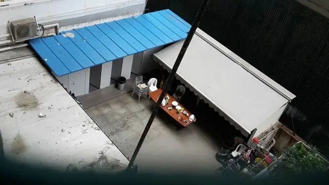 Teras apartemen tempat kejadian dilihat dari atas 