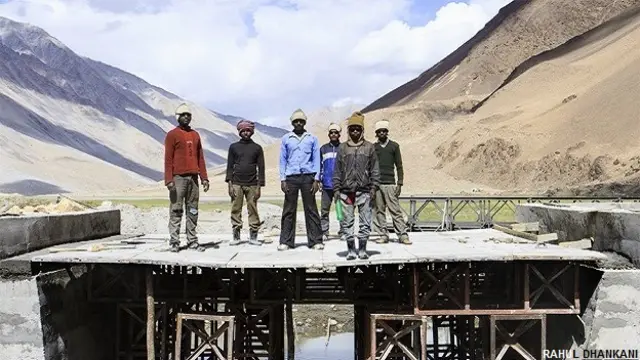 भारत के लद्दाख क्षेत्र में सड़क बनाने के काम में लगे मजदूर