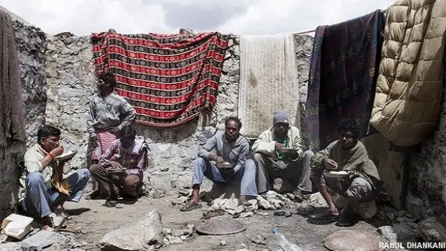 भारत के लद्दाख क्षेत्र में सड़क बनाने के काम में लगे मजदूर