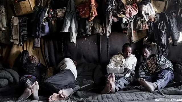 भारत के लद्दाख क्षेत्र में सड़क बनाने के काम में लगे मजदूर