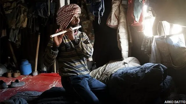 भारत के लद्दाख क्षेत्र में सड़क बनाने के काम में लगे मजदूर