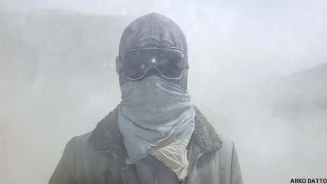 भारत के लद्दाख क्षेत्र में सड़क बनाने के काम में लगे मजदूर