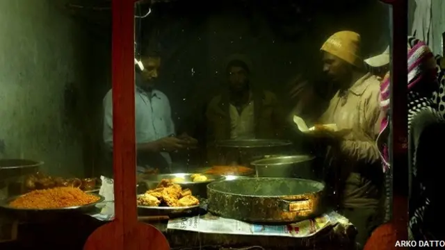 भारत के लद्दाख क्षेत्र में सड़क बनाने के काम में लगे मजदूर