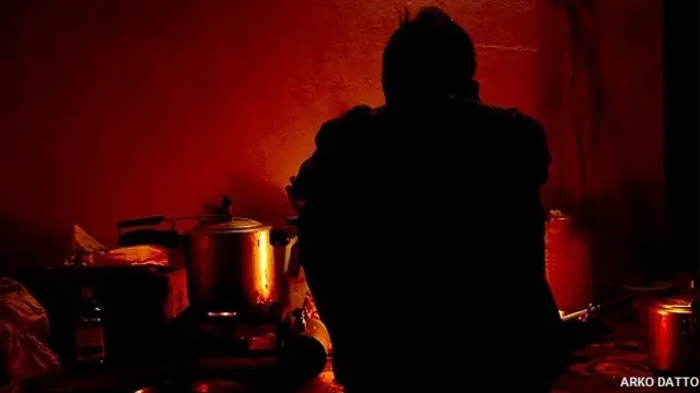 भारत के लद्दाख क्षेत्र में सड़क बनाने के काम में लगे मजदूर