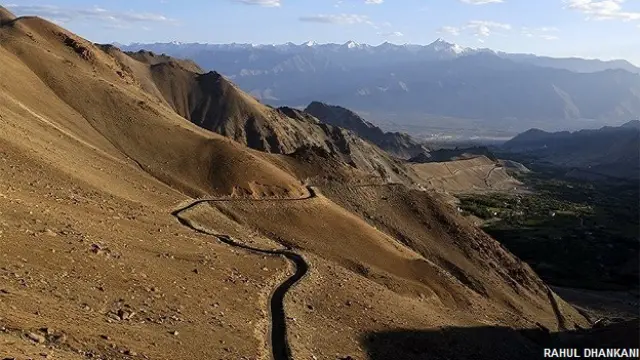 भारत के लद्दाख क्षेत्र में सड़क बनाने के काम में लगे मजदूर