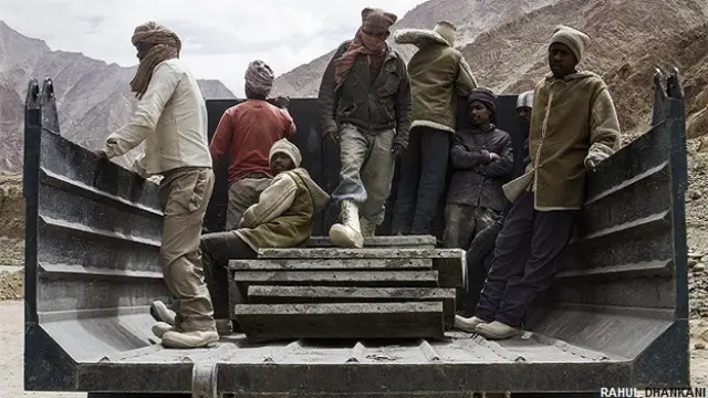 भारत के लद्दाख क्षेत्र में सड़क बनाने के काम में लगे मजदूर