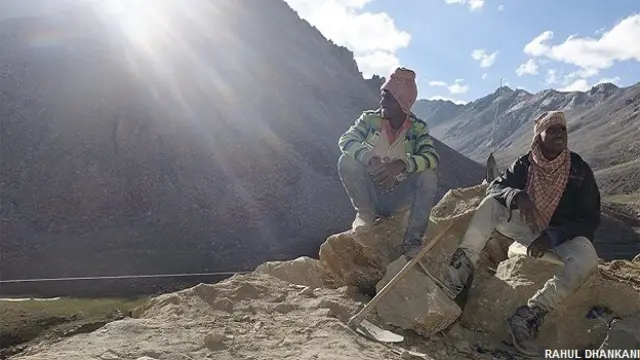 भारत के लद्दाख क्षेत्र में सड़क बनाने के काम में लगे मजदूर