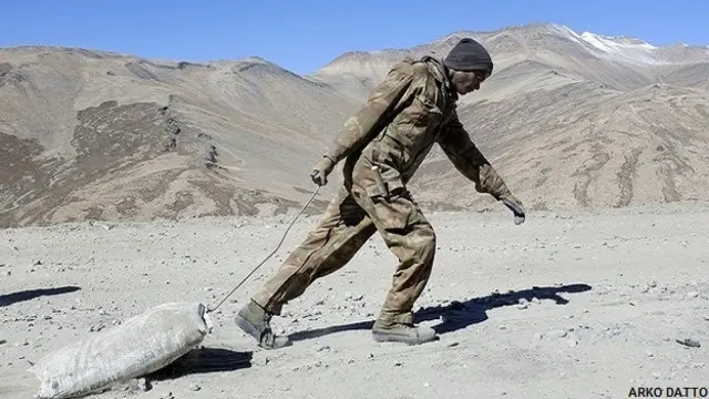 भारत के लद्दाख क्षेत्र में सड़क बनाने के काम में लगे मजदूर