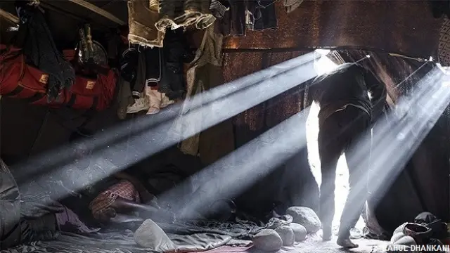 भारत के लद्दाख क्षेत्र में सड़क बनाने के काम में लगे मजदूर