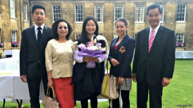 梁振英共有一子二女，分別為長子梁傳昕、長女梁齊昕以及次女梁頌昕。