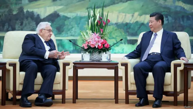 习近平则称赞基辛格说，“你访问中国时永远会受到热烈欢迎。你是中美两国关系的破冰者。”