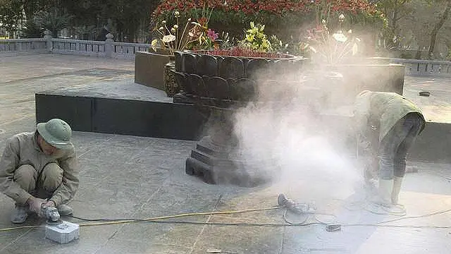 Đã từng xảy ra việc chính quyền điều người tới cắt đá gây bụi mù ở khu tượng đài với các viên đá cắt nham nhở.