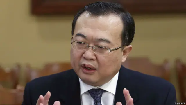 人在首尔访问的中国外交部长助理刘建超，昨天在与韩国外交部长李京秀会晤时称“希望能重视中国的忧虑与关心”，并对记者表示：“恳请韩美两国针对萨德问题做出妥当决定。”