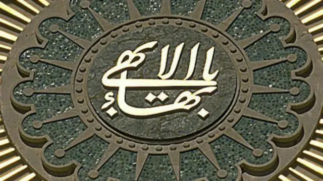 فارغ از اصل سیاستپرهیزی آیین بهائی، بهائیت در ایران از آغاز زایش خود مسألهای سیاسی بوده است. چرائی آن آشکار است: تشیع دستکم از عهد صفوی به این سو سرشتی سیاسی یافته و سرمایهای بیبدیل برای مشروعیتبخشی به حکومت گشته است. آیین بهائی به رغم دوری از هرگونه درگیری و درافتادن با غیربهائیان، از بُن با اعلام پایان دوران مأموریت اسلام در مقام دین معنا پیدا میکند.