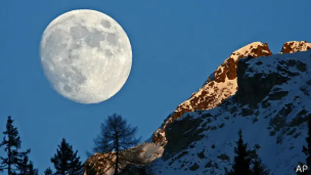 Luna sobre los Alpes
