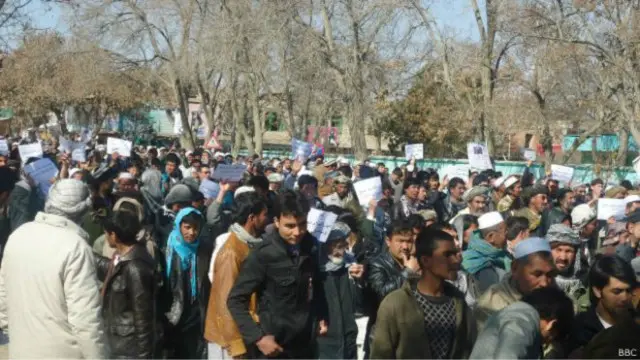 خلکو ټینګار وکړ چې د دوی موخه د زندانیانو خلاصون دی او د دوی اعتراضي غونډه کوم حزبي یا سیاسي رنګ نه لري.