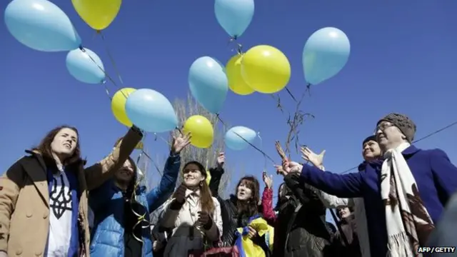 Tres de los partidarios de Ucrania que se reunieron el otro día junto a la estatua del poeta ucraniano Taras Schevchenko fueron arrestados y sentenciados a servicios a la comunidad.
