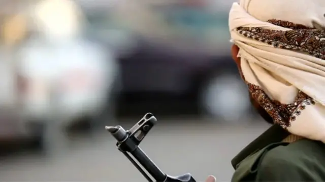 Los hutíes, chiitas zaidíes, controlan la capital aunque se enfrentan a al Qaeda por ello.