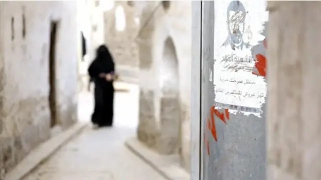 Pero en pocos días los carteles aparecen tachados o rayados.