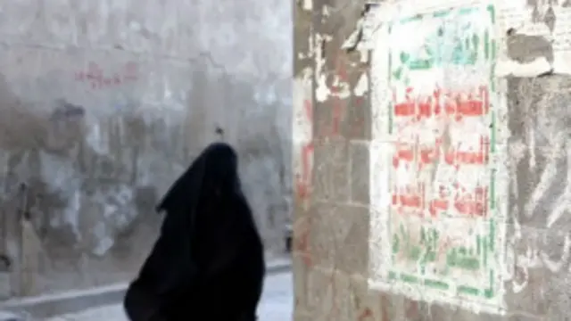 El lema hutí se puede leer en todas las paredes de Saná.