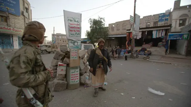 Hay muchos puestos de control hutíes en Radá.