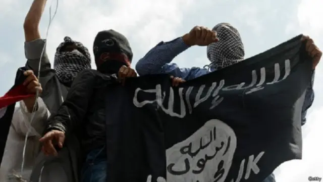 عراقی فوج نے رواں ماہ کے آغاز میں تکریت شہر کو دولتِ اسلامیہ کے قبضے سے آزاد کروا لیا تھا جس پر دولتِ اسلامیہ نے گذشتہ سال جون میں قبضہ کر لیا تھا