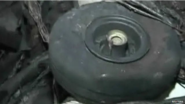 叙利亚官方媒体展示了他们所称的被击落的美军无人机的残骸。