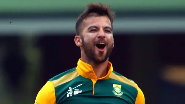 ڈومینی نے آٹھویں اوور کی آخری اور نویں اوور کی ابتدائی دو گیندوں پر وکٹیں لے کر ہیٹ ٹرک کی