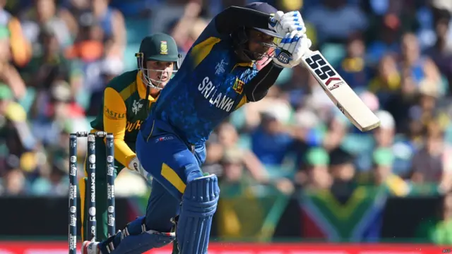 ٹورنامنٹ میں لگاتار چار سنچریاں بنانے والے سری لنکا کے تجربہ کار بلے باز کمارا سنگاکارا نے اس میچ میں انتہائی سست روی سے بلے بازی کی اور 95 گیندوں میں 45 رنز بنائے۔