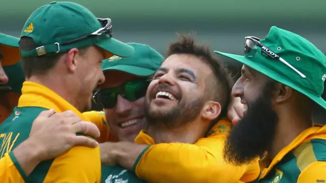 جنوبی افریقہ کی جانب سے جے پی ڈومینی نے ہیٹ ٹرک کی جو دو اوورز میں مکمل ہوئی۔