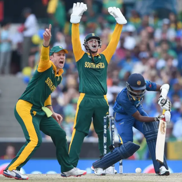 سری لنکا کا مڈل اور لوئر آرڈر ناکام رہا اور آٹھ بلے بلے بازوں کا سکور دوہرے ہندسوں میں بھی نہ پہنچ سکا۔