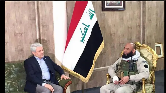 عراق کے وزیر برائے ٹرانسپورٹ کے ہمراہ ابو عزرائیل کی ایک تصویر