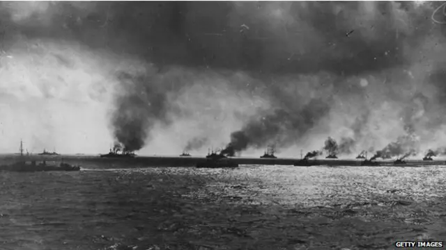 1915-ci il. Müttəfiqlərin donanması Dardanel boğazının girişlində. 