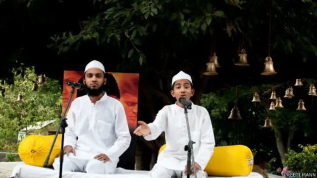 اس جشن میں داستان گوئي، شاعری، قوالی، غزل اور قصہ گوئي نے اردو کے چاہنے والوں کے دل خوش کر دیے۔ جشن ریختہ میں اردو کتابوں کے بک سٹال، فن خطاطی کے نمونے اور شاعری کی محفلوں کے ساتھ کھانے پینے کےانتظامات بھی تھے